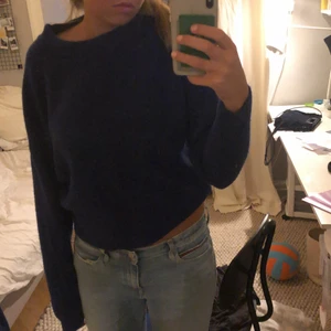 Blå Stickat tröja  - Blå stickad tröja från zara, ksk lite nopprig på armarna men skulle ändå säga att de e bra skick 💓