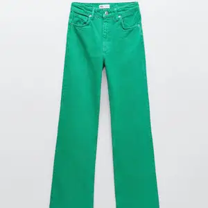 Zara High-Rise Full Lenght Oanvända jeans från Zara med lappar kvar samt ej avklippta i benen. Säljes då de ej kommit till användning.