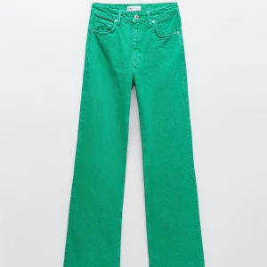 Jeans från Zara - Zara High-Rise Full Lenght Oanvända jeans från Zara med lappar kvar samt ej avklippta i benen. Säljes då de ej kommit till användning.