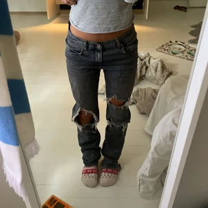 Zara jeans  - Snygga jeans från zara! Är 164🫶🏼🫶🏼🫶🏼sitter hur bra som helst på mig! Har alldeles för många jeans så skriv för intresse o prisförslag💓💓💓