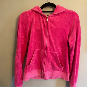 juicy couture tröja - Äldre juicy couture tröja med tryck på ryggen i storlek XL men jag skulle motsvara den som en 38 istället 