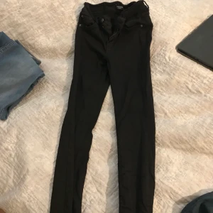Svarta oanvända jeans  - Skinny jeans från Vera Moda , köpta för 400kr använd 1 gång typ , lite kort på mig som är 173 men dom är sååå sköna i materialet och sitter jätte snyggt , dom är i xxs men super stretchiga säljer för 230 eftersom dom är så pass nya och i bra skick 