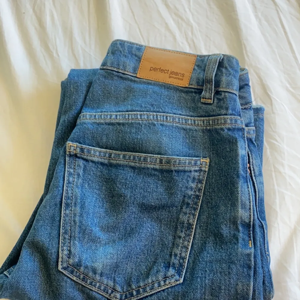 Säljer mina mid rise bootcut jeans i storlek 34 (xs) från gina då dom inte kommer till användning. Använda få tal gånger, köpta för 600 o säljer för 300 + frakt! Köpare står för frakten. Jeans & Byxor.