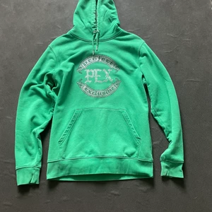 Rhinestone hoodie från pex - Rhinestone hoodie från Pex. Tröjan är andvänd ett fåtal gånger jag säljer tröjan då den inte passar mig längre. Köpt för 1000kr. Den är i bra och fint skick. Med ett snyggt rhinestone tryck. Vill du ha mer bilder hör då av dig🤗 vid snabb affär bättre pris