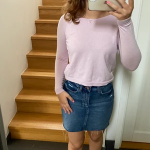 Stickad tröja - Rosa tröja i merino ull från Whyred. Snygg och stilren, passar till allt. Storlek S men skulle säga att den mer är en xs. 