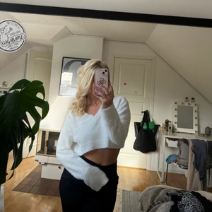 Stickad tröja  - Vit stickad tröja Stl S🐻🤍