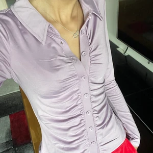 Tröja/topp - Gullig fin topp både till vardagen och till finare tillfällen! Den är ljus lila i verkligheten!! Aldrig använd, prislapp på den finns kvar💜 Frakt tillkommer, 45kr💜