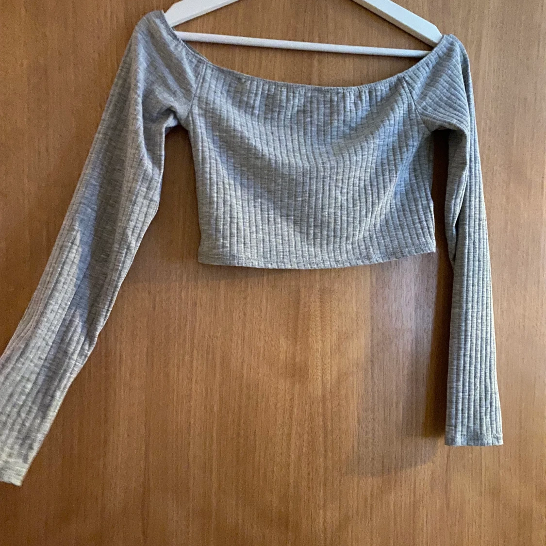 Grå offshoulder topp