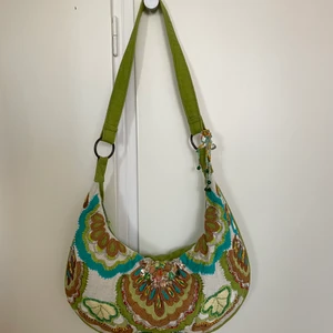 Bohemisk väska. - Superunik bohemisk väska som rymmer mycket. Högre pris än mina andra väskor eftersom den är så unik. 