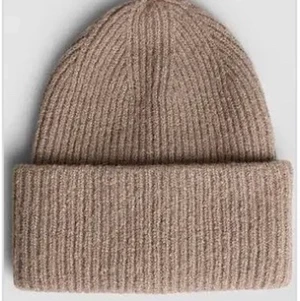mössa,GinaTricot - Mössa som aldig är använd,rosa/beige,köpte för 150kr,pris kan diskuteras:)))