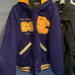 Varsity jacka - Varsity jacka köpt för 1400 kr i storlek 40.  Skulle säga att den passar S/M. Tyget är nött precis vid handlederna o har små hål. Utöver det inga märkbara flaws. Jackan har även en zipluva. Köparen står för fraktkostnad.