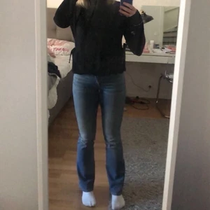 Crocker jeans - Säljer mina lågmidjade crocker jeans då dom tyvär blivit lite små för mig🥲 köpte från plick men fortfarande i väldigt bra skick! Sista bilden är från förra ägaren och då syns även färgen lite bättre. Säljer för 150 + frakt🫶🏼