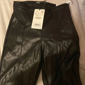 Skinnbyxor - Fina skinnleggins med slits nere där bak, är helt nya med prislapp på från zara. Nypris 259, går ner i pris vid snabbaffär💓