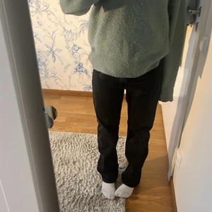 Weekday jeans - Jättefina jeans från weekday i modellen voyage. Så najs passform, hör av er vid frågor eller fler bilder💕💕