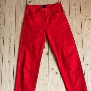 Röda jeans från Lindex. Använda men i väldigt bra skick utan tydliga tecken på andvändnging.