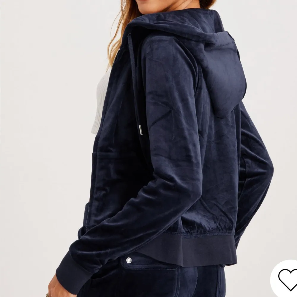 Säljer mitt juicy couture sett som är använt fåtal gånger. Storlek xs men passar xs/s. Har inga egna bilder med det på men önskans det kan jag skicka! Jag är 162 cm o xs sitter perfekt 💙. Jeans & Byxor.