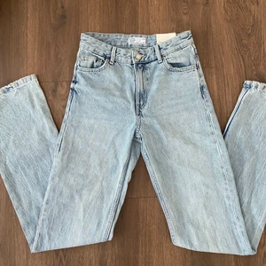 Blå Jeans Bershka - Nypris. 360kr💙 aldrig använda endast provade, lappen kvar där bak🥰 jag skulle säga att de inte är fullt högmidjade utan mittemellan på mig⚡️ Klicka inte på köp nu förrän du haft kontakt med mig💙 skriv för mer information eller fler bilder❤️‍🔥