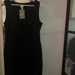 Klänning, oanvänd  - Oanvänd klänning med lapp kvar.