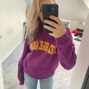 Hoodie - Säljer denna jättemysiga lila hoodien🥰Den är superbra kvalitet och mycket fin