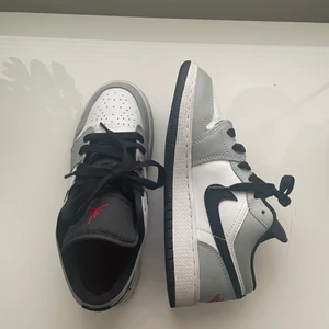 Jordan 1 Low Light Smoke Grey - Jag säljer mina Jordans som jag inte längre använder! Dom är i bra skick (kom privat för närmare bilder).  Kvittobevis finns 💕 