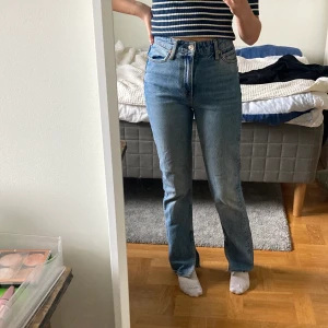 Jenas Gina Tricot  - Högmidjade jeans från Gina tricot. Slits på båda benen. Storlek 34. Bra skick! 