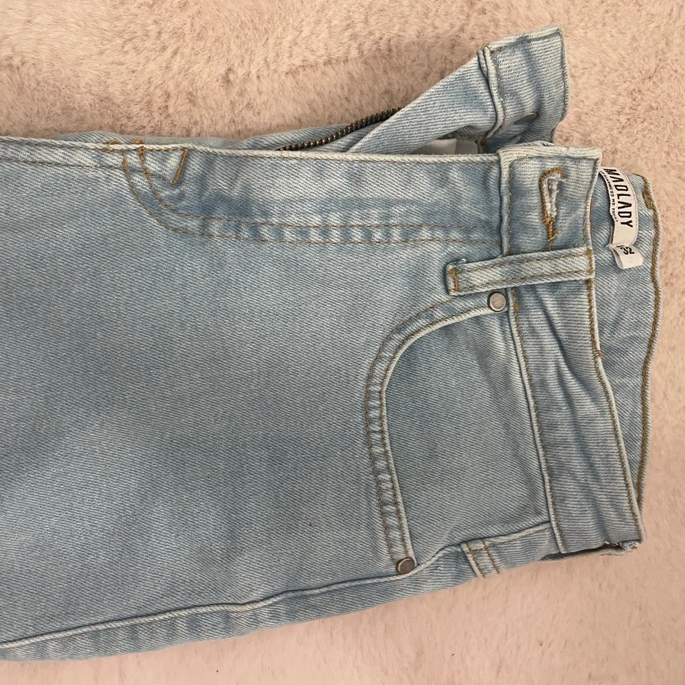 Wide highwaist jeans från madlady, stl 32 och endast använda två gånger därav nyskick. Nypris 599 kr  Är 161 cm lång. Jeans & Byxor.