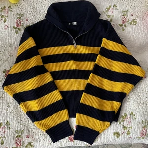 Stickad tröja  - Helt ny stickad kort tröja från H&M. Väldigt mjukt material. 