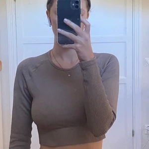 Aimn träningstopp, st l - Aimn träningstopp, använd ett fåtal gånger.  Säljer för 200kr+frakt. Nypris 550kr