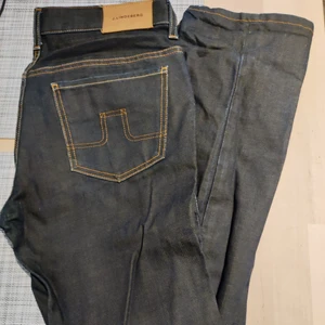 J. Lindeberg jay first raw denim 34/32 - Svarta jeans från j.lindeberg som jag köpte begagnade. För små för mig. Kanske passar dig bättre? 34/32. Gott skick! 