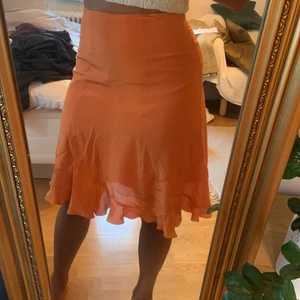 Siden kjol - Super fin orange siden kjol fodrad med skönt bomullstyg  med snygga skärningar och volang 🧡 