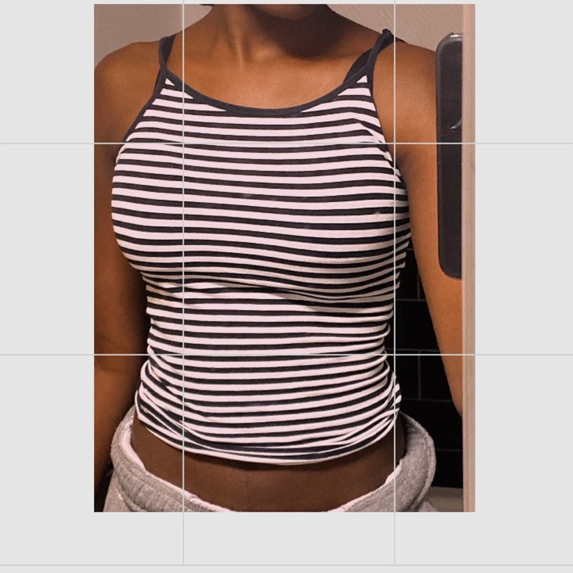 Lappen är borttagen från linnet, men är troligtvis från New yorker, linnet är väldigt långt nedtill också. Fint linne i randigt mönster och i strl xs! Vi intresse eller fler fråga skriv  - 90