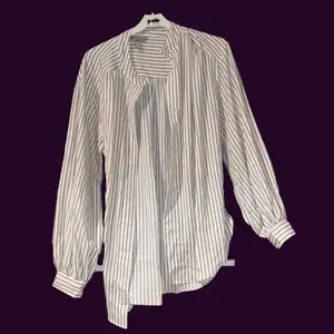 Skjorta i tunt material, snygg att ha som ”övertröja”. I helt nyskick köpt för 229kr 😁