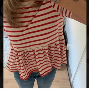 S - Säljer min röda randiga tröja från zara i storlek s. Köparen står för frakten💞💕