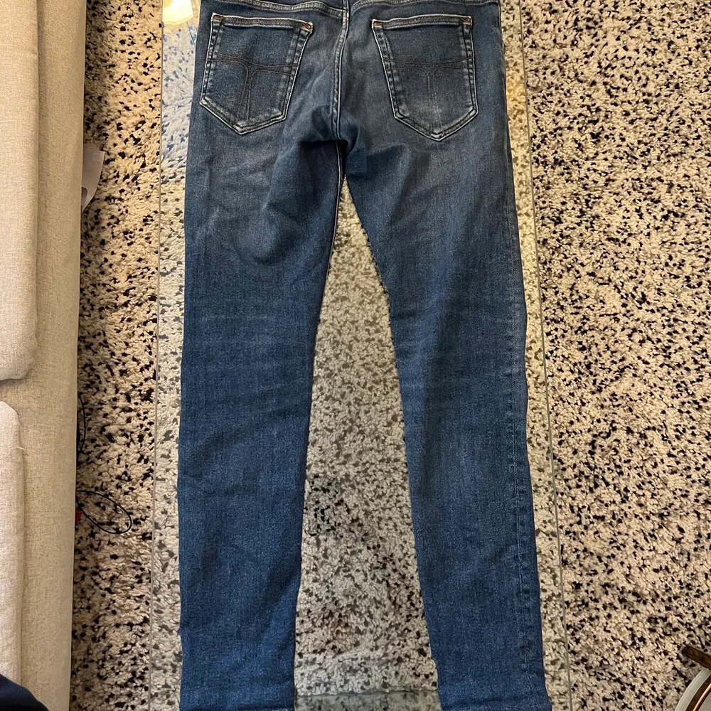 Hej, säljer ett par jeans från Tiger of Sweden i storlek 30/32. Modellen är W63755003, googla för att få upp produkten där. I bra skick. . Jeans & Byxor.
