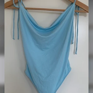 Bershka body strl XS - oanvänd body med knutna axelband från Bershka 