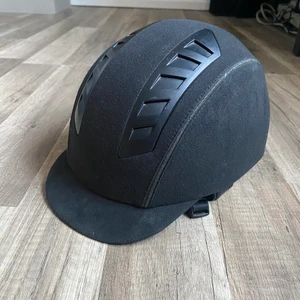 Ridhjälm, back on track - Snygg ridhjälm i nyskick, back on track med mips. I storlek 56