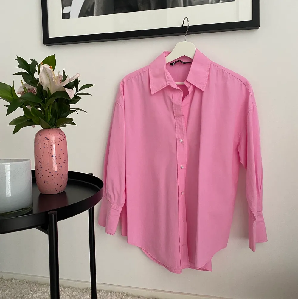 Rosa oversized skjorta i klarrosa färg! snygg passform & färg! nyskick, från zara! 🫶🏼. Skjortor.