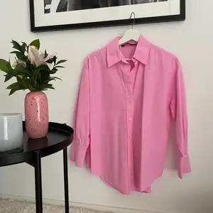 Rosa oversized skjorta i klarrosa färg! snygg passform & färg! nyskick, från zara! 🫶🏼