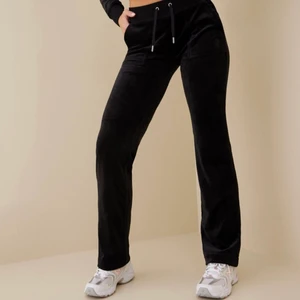 Juicy couture - Hej, jag säljer nu dessa jätte fina äkta juicy byxor. Köpta för någon månad sen! Skriv gärna privat för fler bilder.🖤🤍