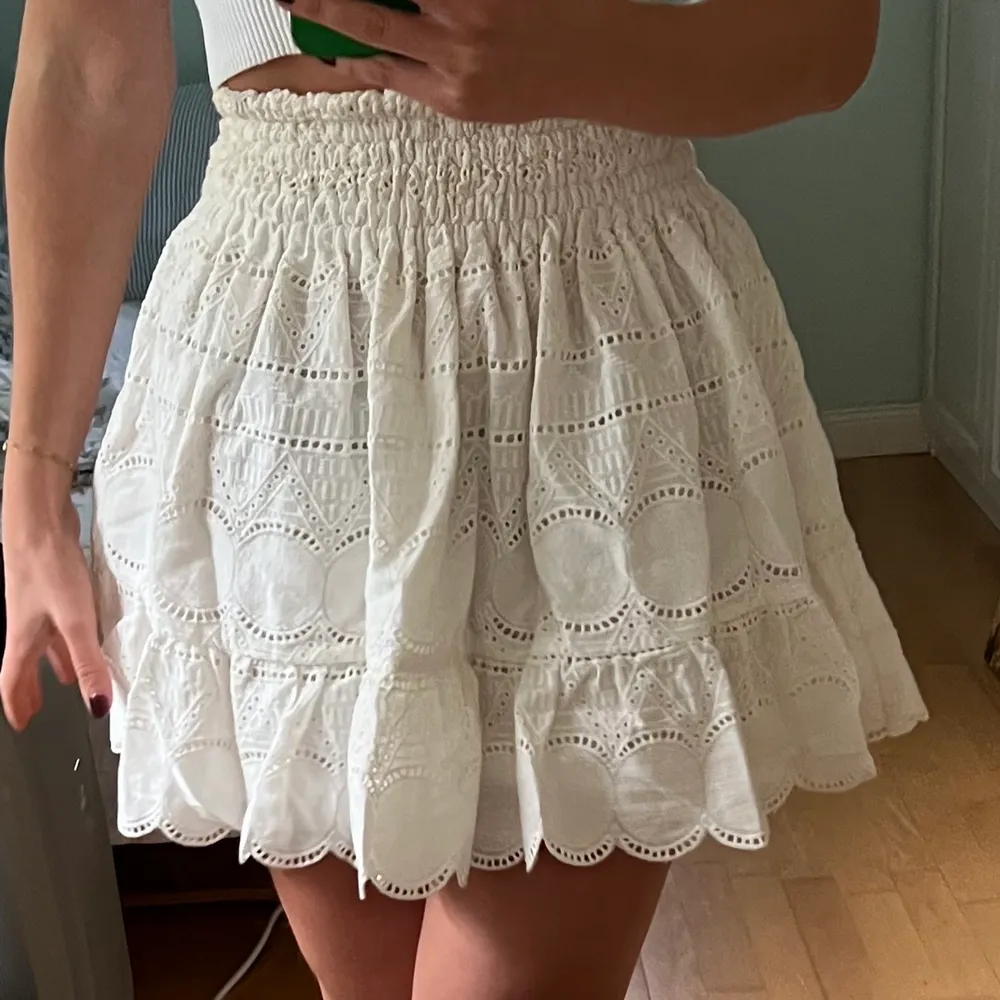 Superfin vit kjol från By Malina (nypris 1499kr). Endast använd ett fåtal gånger! Osäker på om jag ska sälja så buda ❤️. Kjolar.