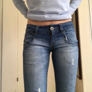 Lågmidjade jeans!! - Riktigt snygga raka lågmidjade jeans,  från Only. Bra skick, höftmått 64 cm innerbenslängd ca 75🫶🏼 