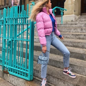 Väska - (Lånad första bild av Louise Jorge) säljer denna otroligt coola väska från en gammal collection av zara som därmed inte längre går att få tag på! Väskan är i ny skick och bar använd fåtal gånger så fin till utgångar och så praktisk då den har två sidor och likadan fack på båda sidorna! 💕