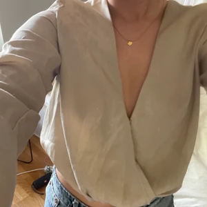 NA-KD blus - Champagnefärgad festblus från NA-KD, nästan aldrig använd 💖 OBS!! Tryck ej på köp direkt (skriv till mig privat)
