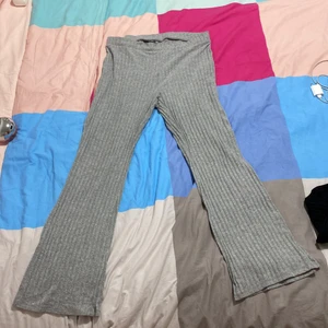 Byxor  - Säljer vanliga utsvängda byxor som jag har köp från ginatricot, säljer pågrund av att de inte kommer till användning. 62kr frakt!! TAR BARA SWISH TRYCK INTE PÅ KÖP UTAN KONTAKT MIG DM!