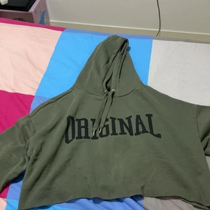 Tröja - Säljer denna tröjan som är köpt på hm, säljer pågrund av att de inte kommer till användning. 62kr frakt!! TAR BARA SWISH TRYCK INTE PÅ KÖP UTAN KONTAKT MIG DM!