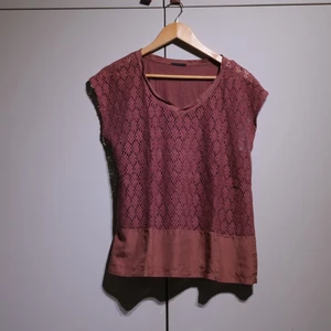 Pink layered top - A top in two layers (bottom layer is a top with small bands, top layer as in picture) in a raspberry pink. Very comfortable, in good condition. 