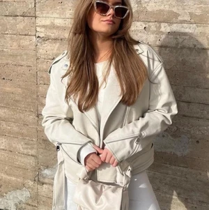 Jacka - Säljer den här super snygga oversize jackan som aldrig kommit till användning prislappen finns kvar! Vid mer info för av dig💓