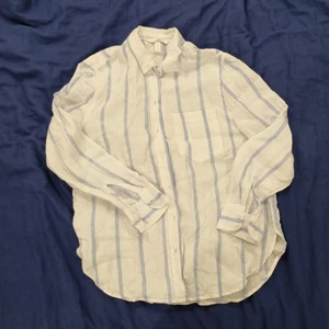 H&M skjorta S - Vit/blårandig linnedkjortq från h&m i jättebra skick. Storlek S. Sm för mått etc♡