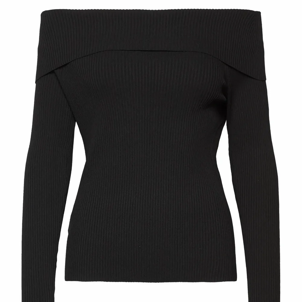 Jag säljer min fina slutsålda svarta tröja som är perfekt till hösten!!! storlek M men passar mig som är S. Skriv vid intresse💕. Tröjor & Koftor.