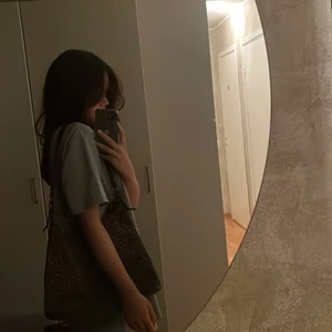 Väska - Säljer nu en stor brun Tommy Hilfiger väska till någon som skulle vara intresserad💞Den rymmer mycket och är i bra skick👌🏼👌🏼